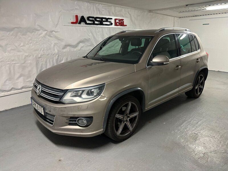 Ljusbrun Begagnad 2015 VW Tiguan Sportline SUV | 126 900 kr (Marknadspris) - Bild 1/4