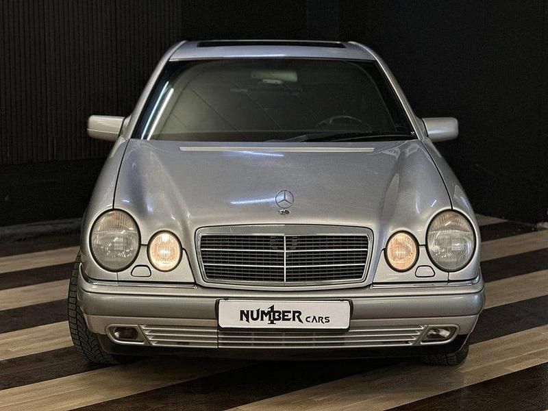 Begagnad Mercedes E200 Elegance 136 HK (100 kW) 1997 Ljusgrå Sedan