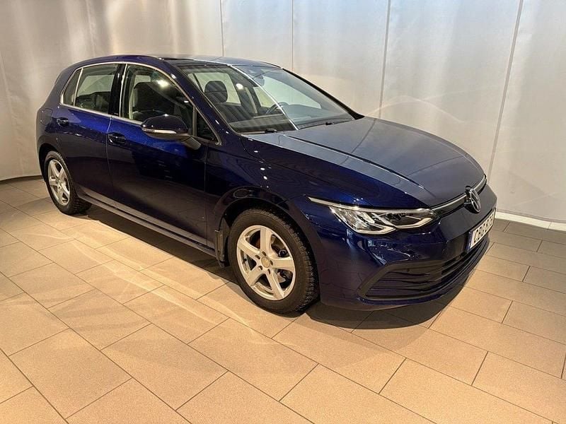 Mörkblå (atlantic blue metallic) Begagnad 2024 VW Golf VIII Kombi | 284 900 kr (Marknadspris) - Bild 1/4