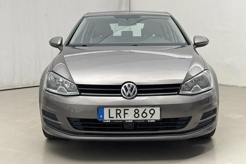 Grå Begagnad 2015 VW Golf VII Halvkombi | 89 900 kr (Superpris) - Bild 1/4