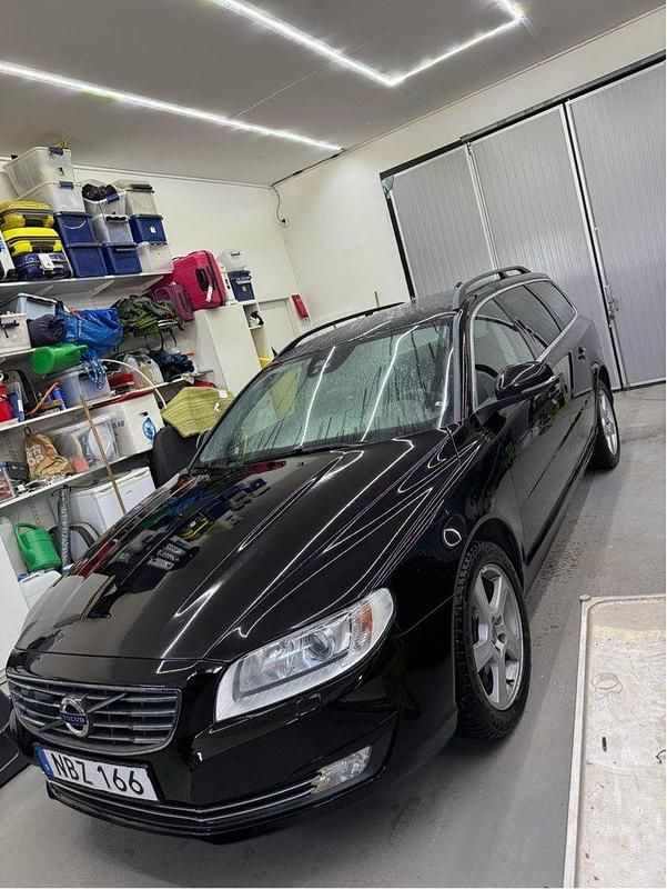 Svart Begagnad 2016 Volvo V70 Momentum Kombi | 135 000 kr (Marknadspris) - Bild 1/4