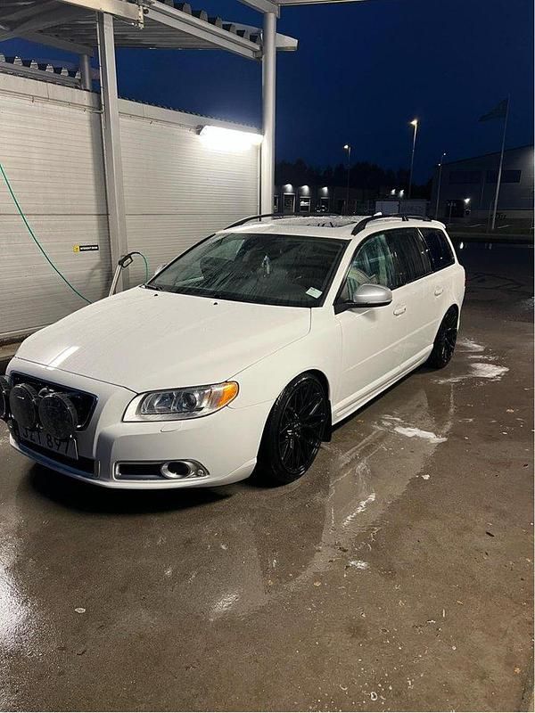 Vit Begagnad 2013 Volvo V70 R-Design Kombi | 145 000 kr (Dyr) - Bild 1/4