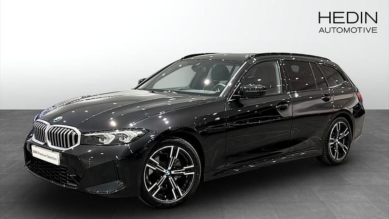 Svart (black) Begagnad 2025 BMW 320e M Sport Kombi | 494 700 kr - Bild 1/4