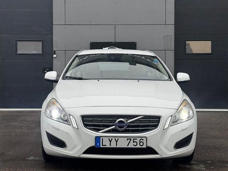 Begagnad Volvo V60 Summum 116 HK (85 kW) 2012 Vit Kombi