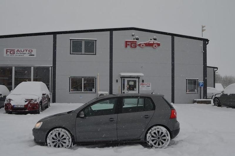 Mörkgrå Begagnad 2007 VW Golf VI Trendline Halvkombi | 34 000 kr (Dyr) - Bild 1/4