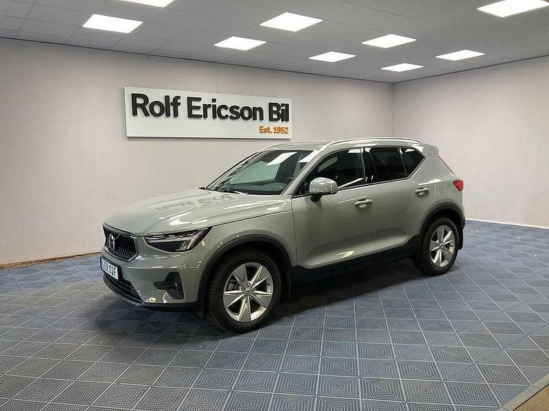 Grå Begagnad 2023 Volvo XC40 Core SUV | 359 500 kr (Marknadspris) - Bild 1/4