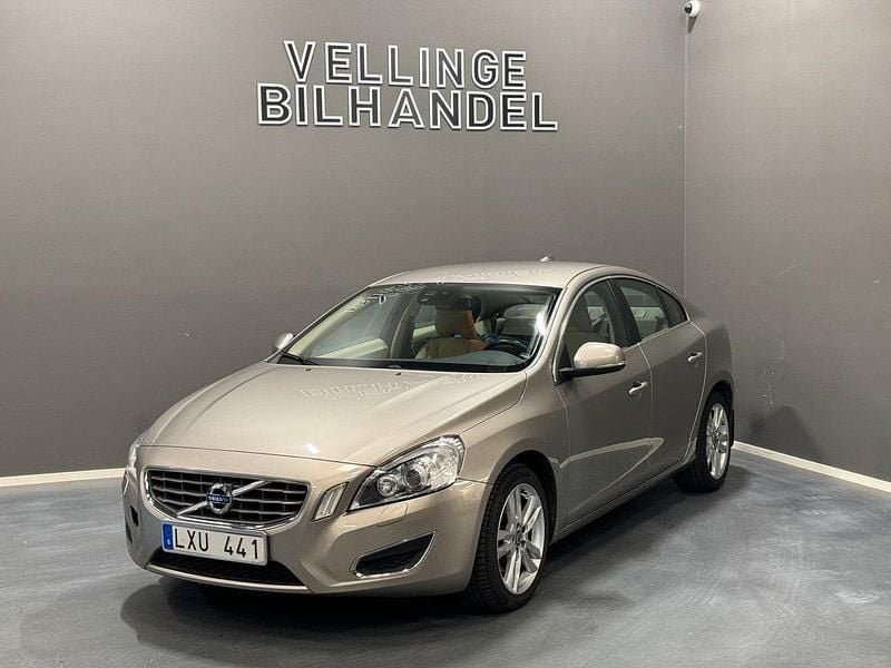 Ljusbrun Begagnad 2010 Volvo S60 Momentum Sedan | 109 900 kr (Marknadspris) - Bild 1/4