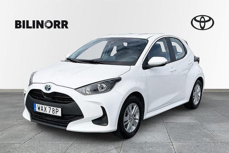Vit Begagnad 2023 Toyota Yaris Hybrid Halvkombi | 219 900 kr (Marknadspris) - Bild 1/4