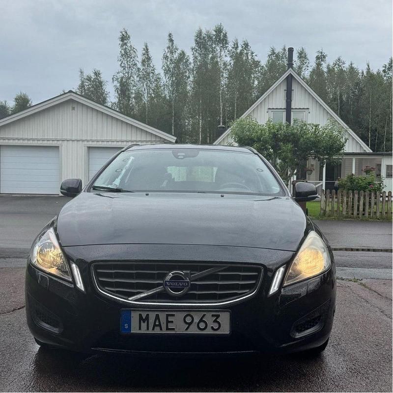 Svart Begagnad 2013 Volvo V60 Kinetic Kombi | 89 900 kr (Marknadspris) - Bild 1/4