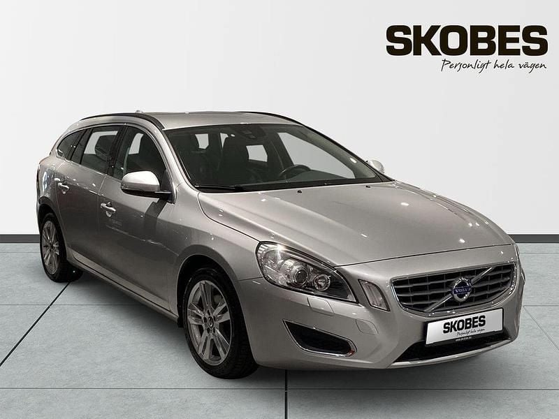 Ljusgrå (grå) Begagnad 2013 Volvo V60 Momentum Kombi | 154 500 kr (Bra pris) - Bild 1/3