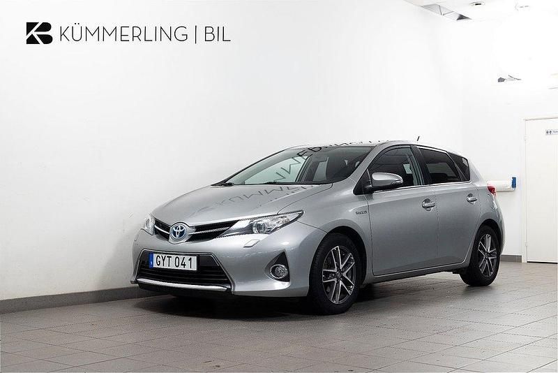 Ljusgrå Begagnad 2015 Toyota Auris Hybrid Edition Halvkombi | 158 500 kr (Marknadspris) - Bild 1/4