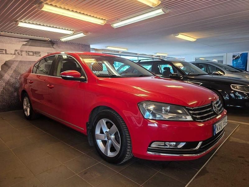 Röd Begagnad 2014 VW Passat Sedan | 79 900 kr (Marknadspris) - Bild 1/4