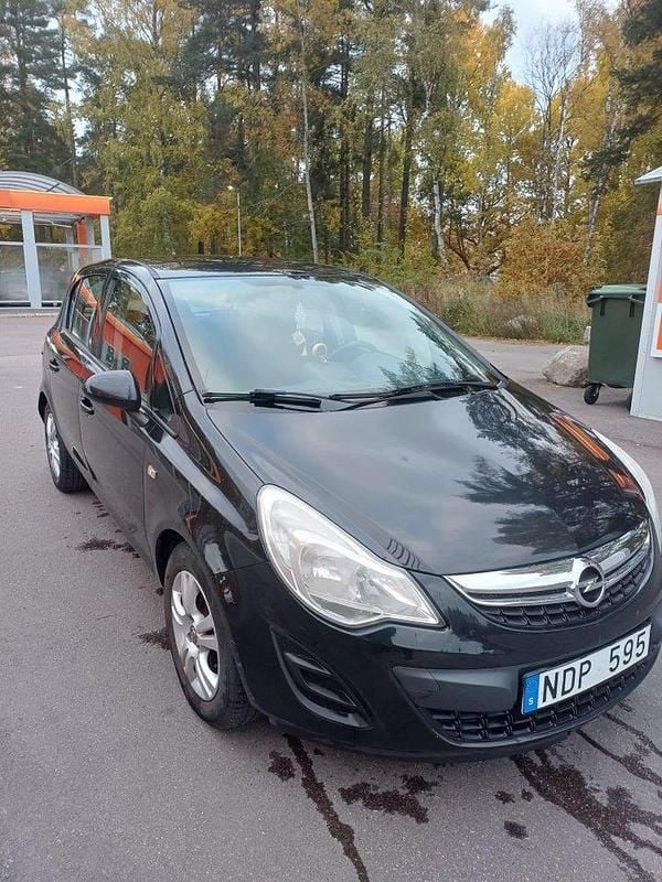 Svart Begagnad 2013 Opel Corsa Enjoy Halvkombi | 45 000 kr (Marknadspris) - Bild 1/4