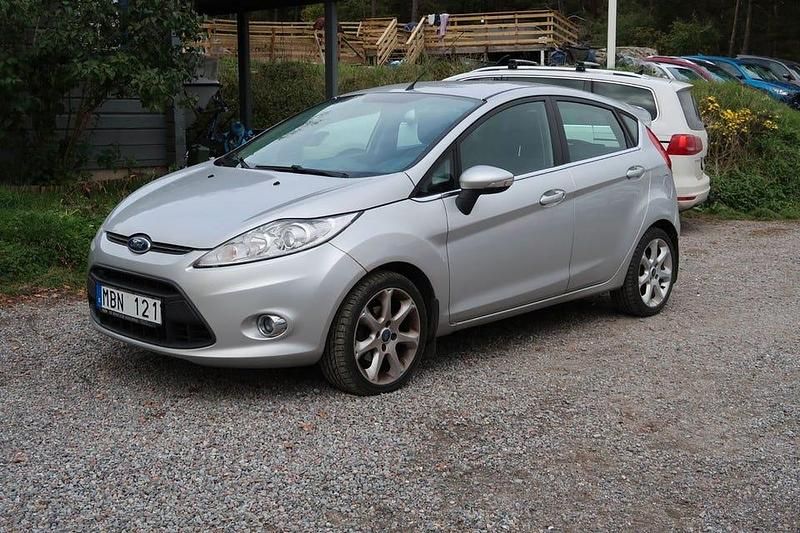 Grå Begagnad 2011 Ford Fiesta Titanium Halvkombi | 48 500 kr (Marknadspris) - Bild 1/4