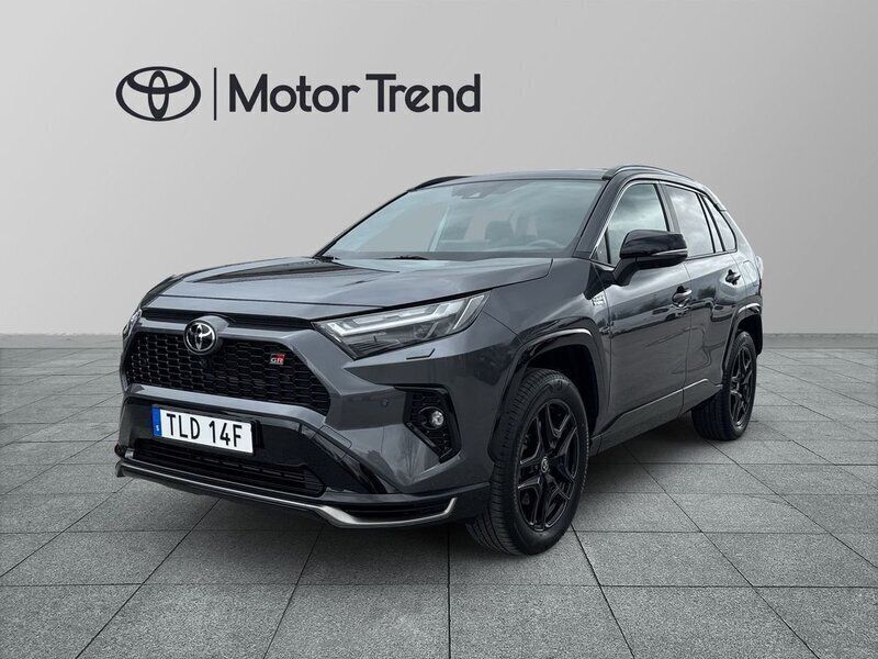 Mörkgrå (grå) Begagnad 2024 Toyota RAV4 Hybrid Sport SUV | 559 000 kr (Marknadspris) - Bild 1/4