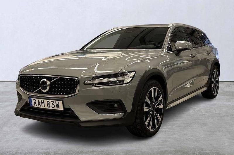 Grå Begagnad 2023 Volvo V60 CC Core Kombi | 409 900 kr (Marknadspris) - Bild 1/4