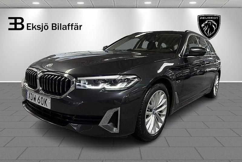 Grå Begagnad 2021 BMW 530e Luxury Line Kombi | 319 500 kr (Superpris) - Bild 1/4