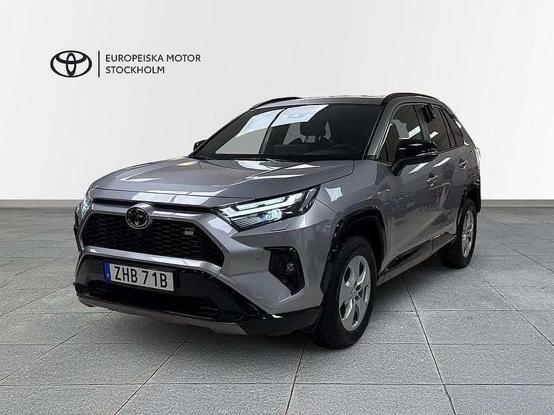 Silver Begagnad 2024 Toyota RAV4 Hybrid Sport SUV | 509 900 kr (Dyr) - Bild 1/4