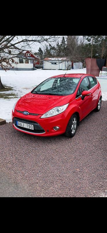 Röd Begagnad 2012 Ford Fiesta Halvkombi | 34 900 kr (Marknadspris) - Bild 1/3