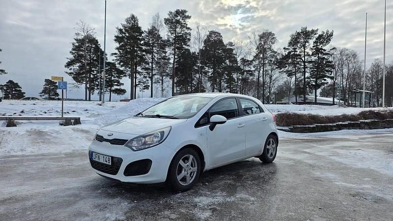 Begagnad Kia Rio 84 HK (61 kW) 2013 Vit Halvkombi