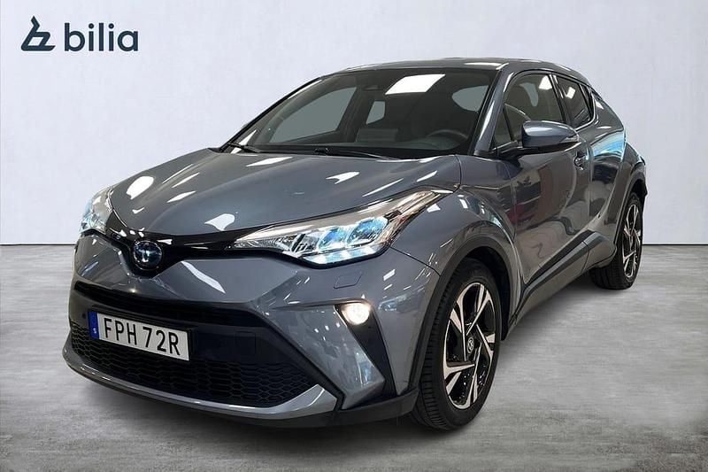 Grå Begagnad 2023 Toyota C-HR+ Edition SUV | 282 900 kr (Marknadspris) - Bild 1/4