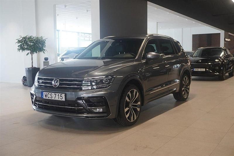 Mörkgrå (mgrå) Begagnad 2021 VW Tiguan Allspace SUV | 369 800 kr (Marknadspris) - Bild 1/4