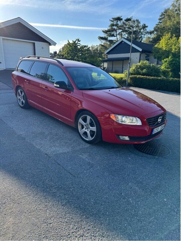 Röd Begagnad 2011 Volvo V70 R-Design Kombi | 99 900 kr (Marknadspris) - Bild 1/4