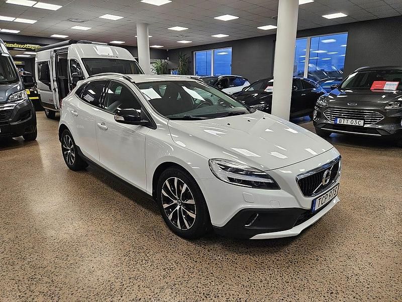 Begagnad Volvo V40 Kinetic 152 HK (111 kW) 2019 Vit Halvkombi