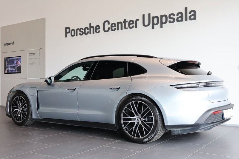 Begagnad Porsche Taycan Sport Turismo 240 kW (327 HK) 2023 Silver (dolmite silver metallic) Sedan