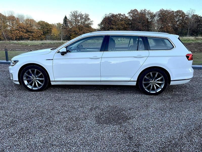 Vit Begagnad 2017 VW Passat GTE Kombi | 129 900 kr (Marknadspris) - Bild 1/4