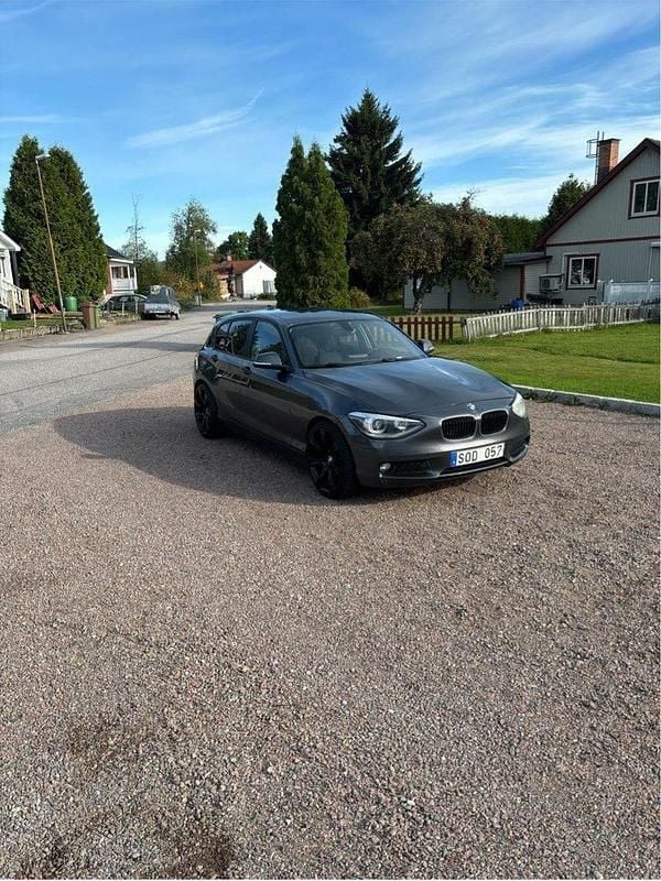 Grå Begagnad 2012 BMW 118 Halvkombi | 45 000 kr (Lite dyr) - Bild 1/4