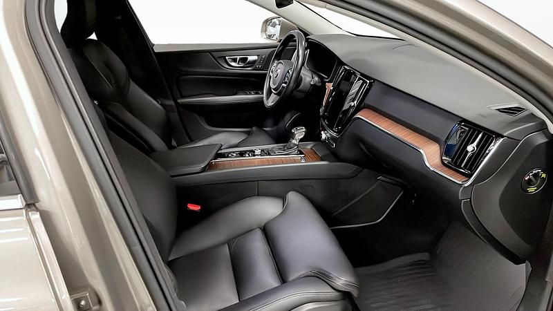 Begagnad Volvo V60 Inscription 250 HK (183 kW) 2018 Grå Kombi