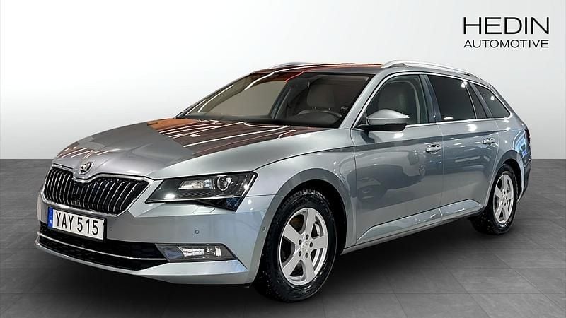 Grå Begagnad 2016 Skoda Superb Kombi | 184 900 kr - Bild 1/4