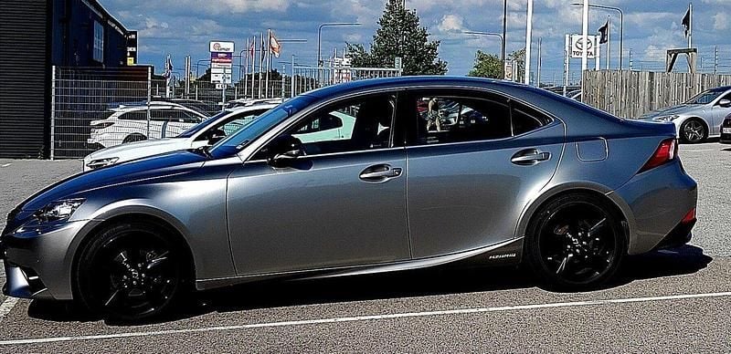 Grå Begagnad 2015 Lexus IS300h Sport Line Sedan | 229 500 kr (Marknadspris) - Bild 1/4