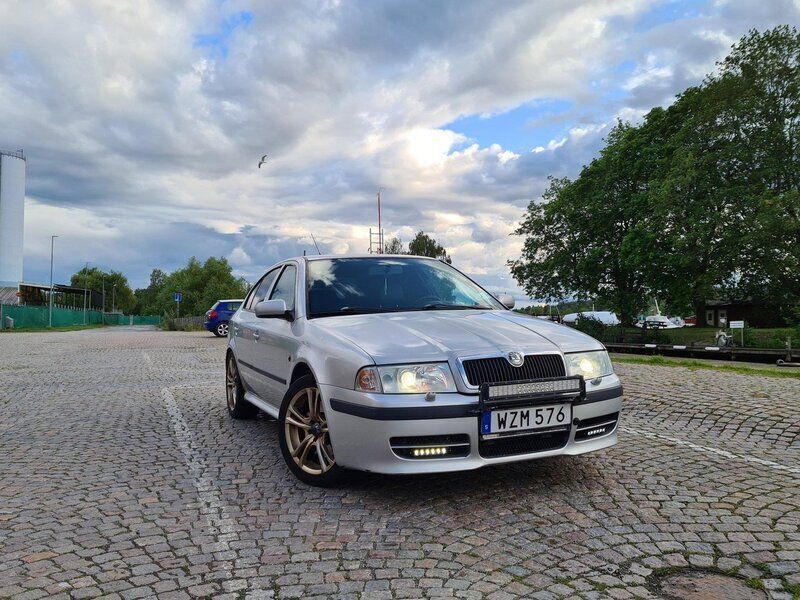 Silver Begagnad 2006 Skoda Octavia vRS Halvkombi | 19 000 kr (Marknadspris) - Bild 1/4