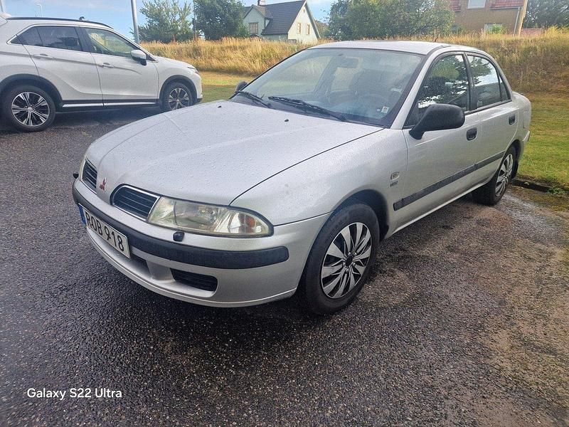 Grå Begagnad 2000 Mitsubishi Carisma Sedan | 20 000 kr (Marknadspris) - Bild 1/4