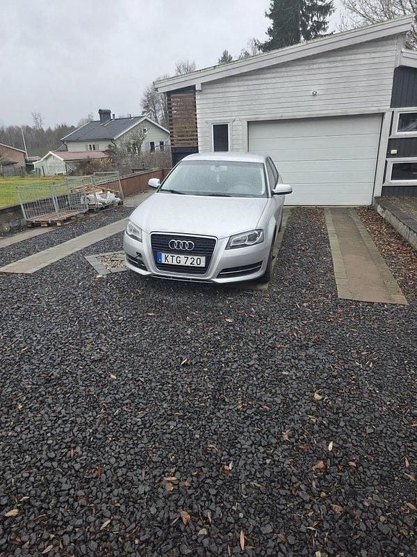 Silver Begagnad 2011 Audi A3 Sportback Attraction Halvkombi | 35 000 kr (Superpris) - Bild 1/4