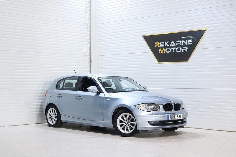 Ljusblå Begagnad 2010 BMW 116 Halvkombi | 47 900 kr (Lite dyr) - Bild 1/4