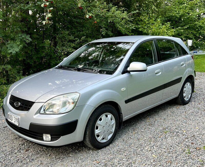 Silver Begagnad 2008 Kia Rio 2 Halvkombi | 35 900 kr (Marknadspris) - Bild 1/4