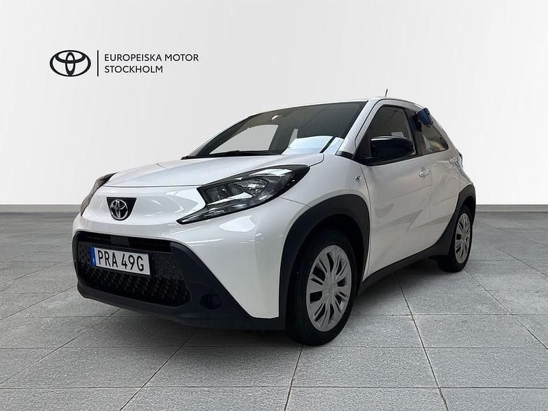 Vit Begagnad 2024 Toyota Aygo X Play SUV | 179 900 kr (Bra pris) - Bild 1/4