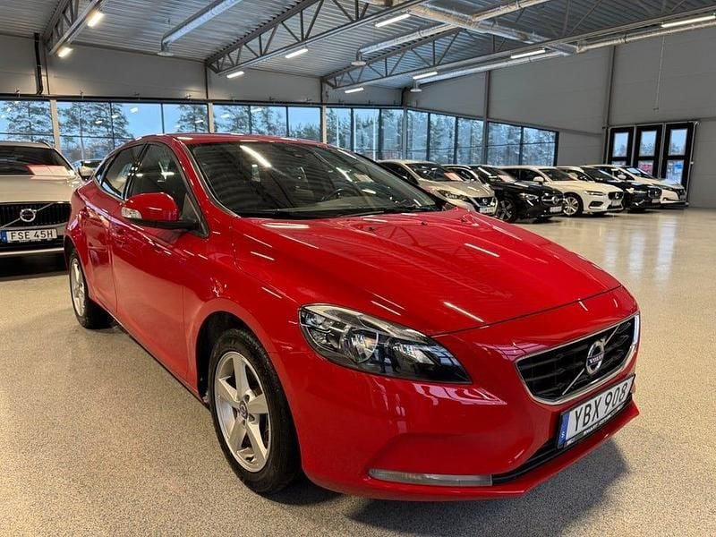 Röd Begagnad 2016 Volvo V40 Kinetic Kombi | 116 900 kr (Bra pris) - Bild 1/3