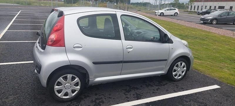 Grå Begagnad 2012 Peugeot 107 Halvkombi | 26 000 kr (Bra pris) - Bild 1/4