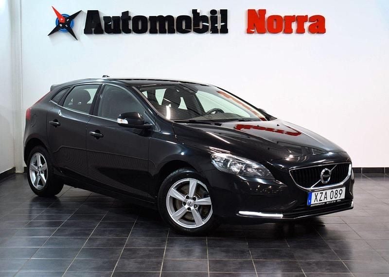 Svart Begagnad 2018 Volvo V40 Kombi | 159 900 kr (Marknadspris) - Bild 1/2