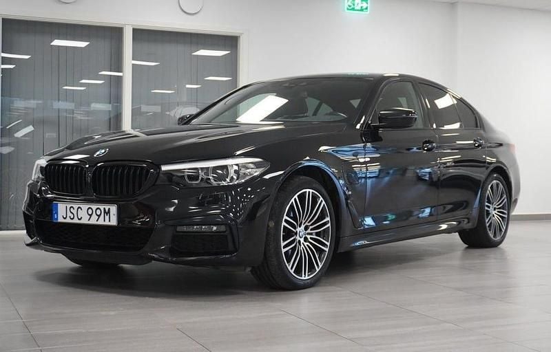 Safirsvart metallic Begagnad 2020 BMW 530 iPerformance Sedan | 349 800 kr - Bild 1/4