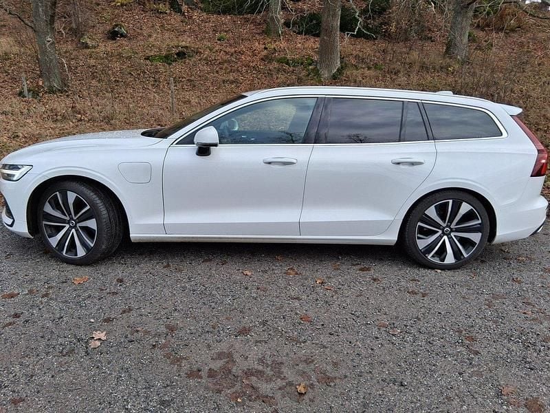 Vit Begagnad 2021 Volvo V60 Inscription Kombi | 305 000 kr (Marknadspris) - Bild 1/4