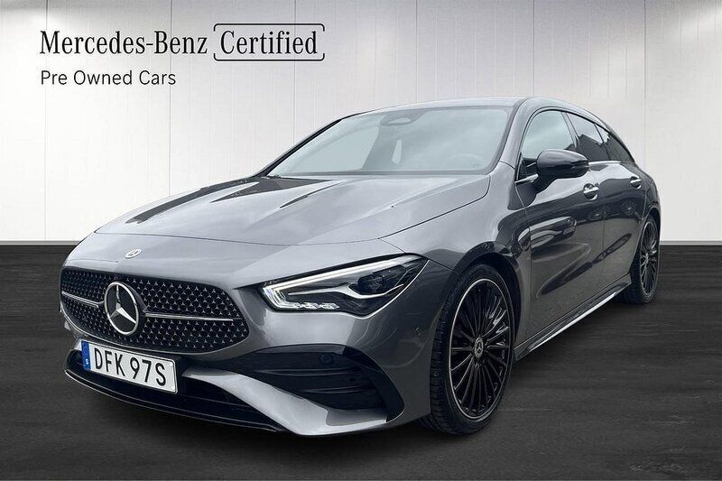 Mörkgrå Begagnad 2024 Mercedes CLA200 Shooting Brake AMG Kombi | 409 700 kr (Bra pris) - Bild 1/4