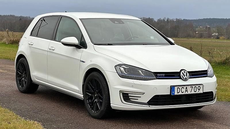 Vit Begagnad 2015 VW Golf VII GTE Halvkombi | 149 900 kr (Marknadspris) - Bild 1/4