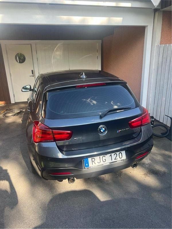 Grå Begagnad 2017 BMW M140 M Sport Halvkombi | 370 000 kr (Marknadspris) - Bild 1/4