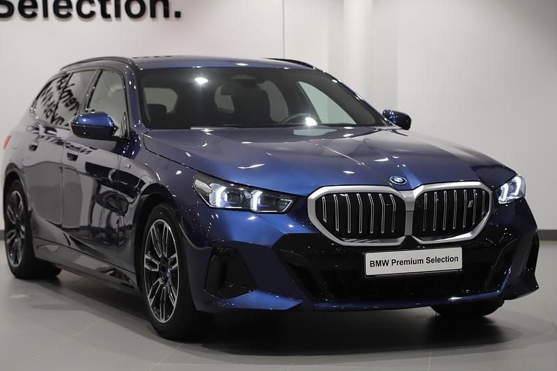 Blå Begagnad 2024 BMW i5 Comfort Edition Kombi | 659 000 kr (Bra pris) - Bild 1/3