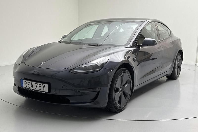 Grå Begagnad 2022 Tesla Model 3 Sedan | 290 000 kr (Superpris) - Bild 1/4